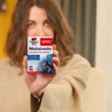 Doppelherz aktiv Melatonin Produkt in der Hand einer Frau 